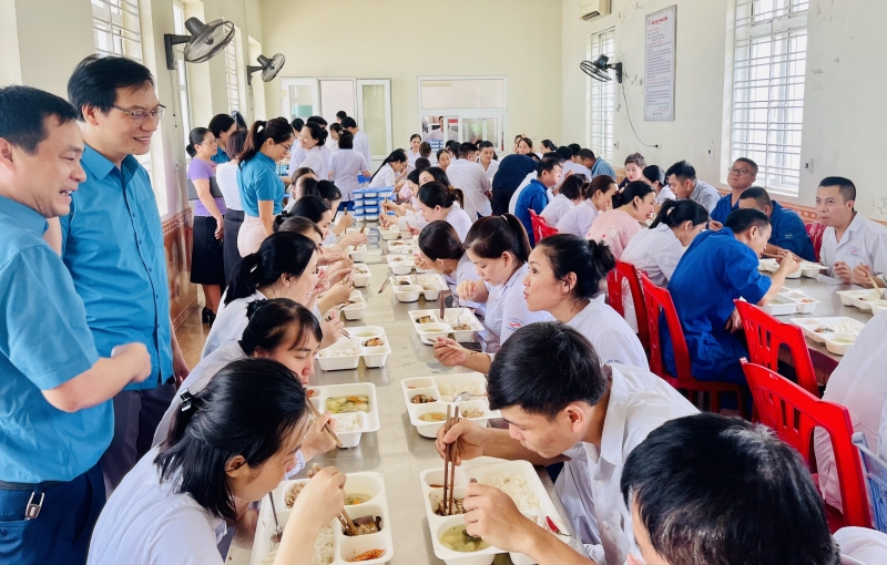 CĐN Y tế Hà Tĩnh: Quan tâm chất lượng bữa ăn cho người lao động